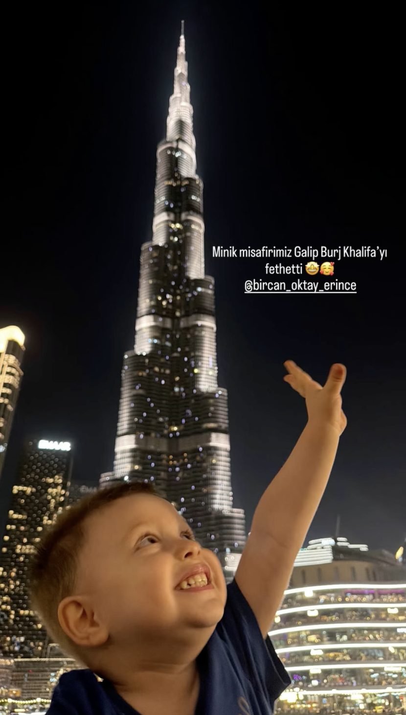 Minik misafirimiz Galip Burj Khalifa önünde kolunu kaldırıyor