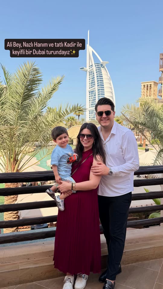 Ali Bey, Nazlı Hanım ve Kadir Burj Al Arab önünde